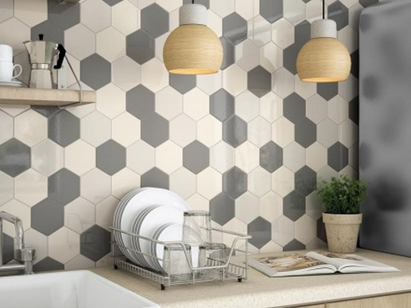 Sử dụng nhiều tông màu gạch lục giác khác nhau khiến tường bếp nổi bật hơn
