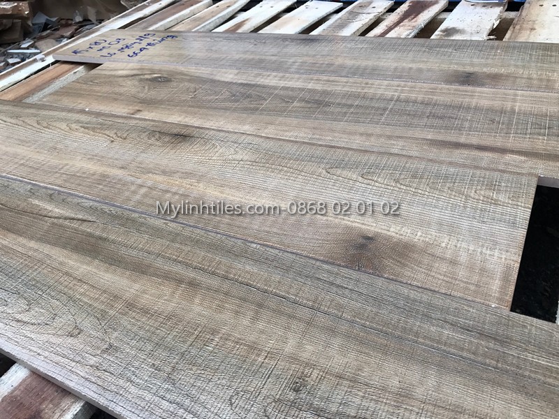 Gạch giả gỗ màu xám trắng 15x80