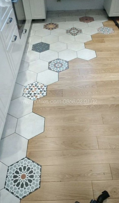 Thiết kế vân gỗ màu sáng và gạch lục giác màu sáng tạo nên không gian sàn lát nền được sang trọng hơn