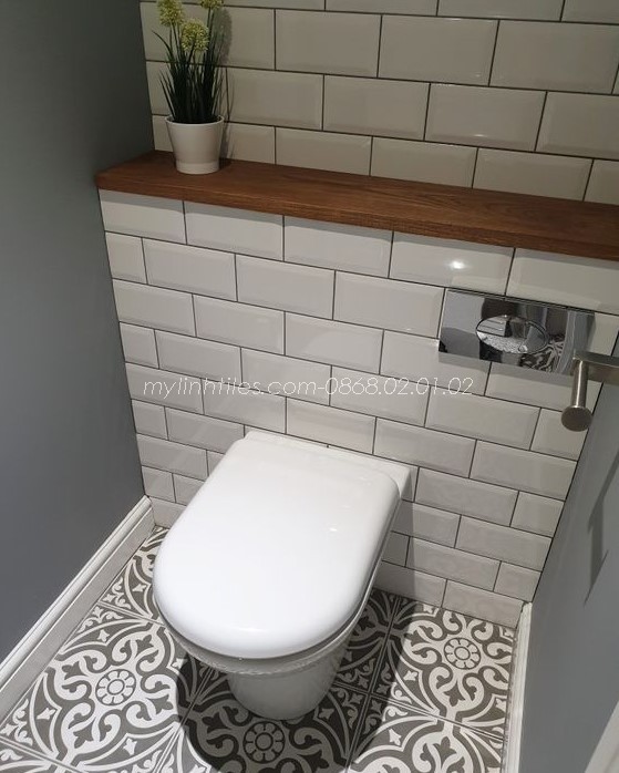 Gạch lát sàn nước toilet kết hợp với gạch thẻ suway ốp tường cao cấp