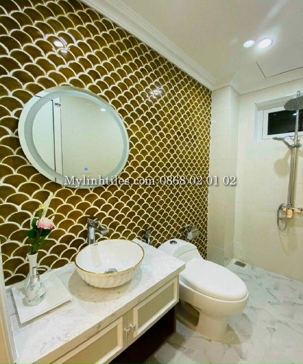 Gạch mosaic màu vàng ốp nhà tắm