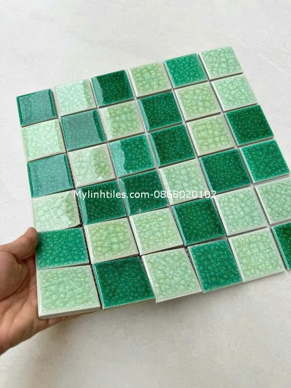 Gạch mosaic men rạn màu xanh ốp lát bể bơi