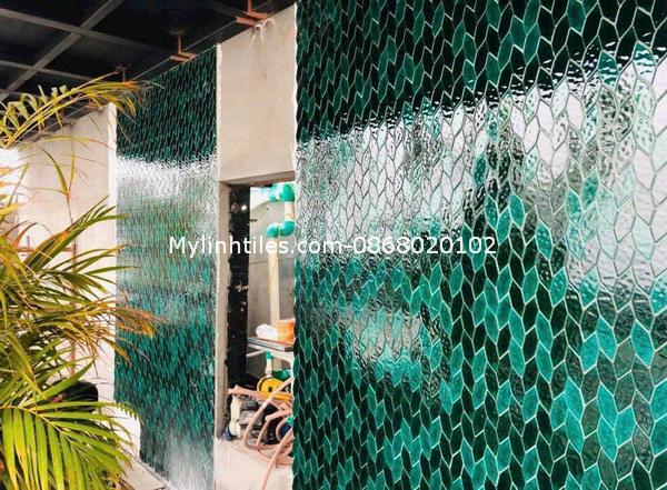 Gạch mosaic trang trí hình chiếc lá